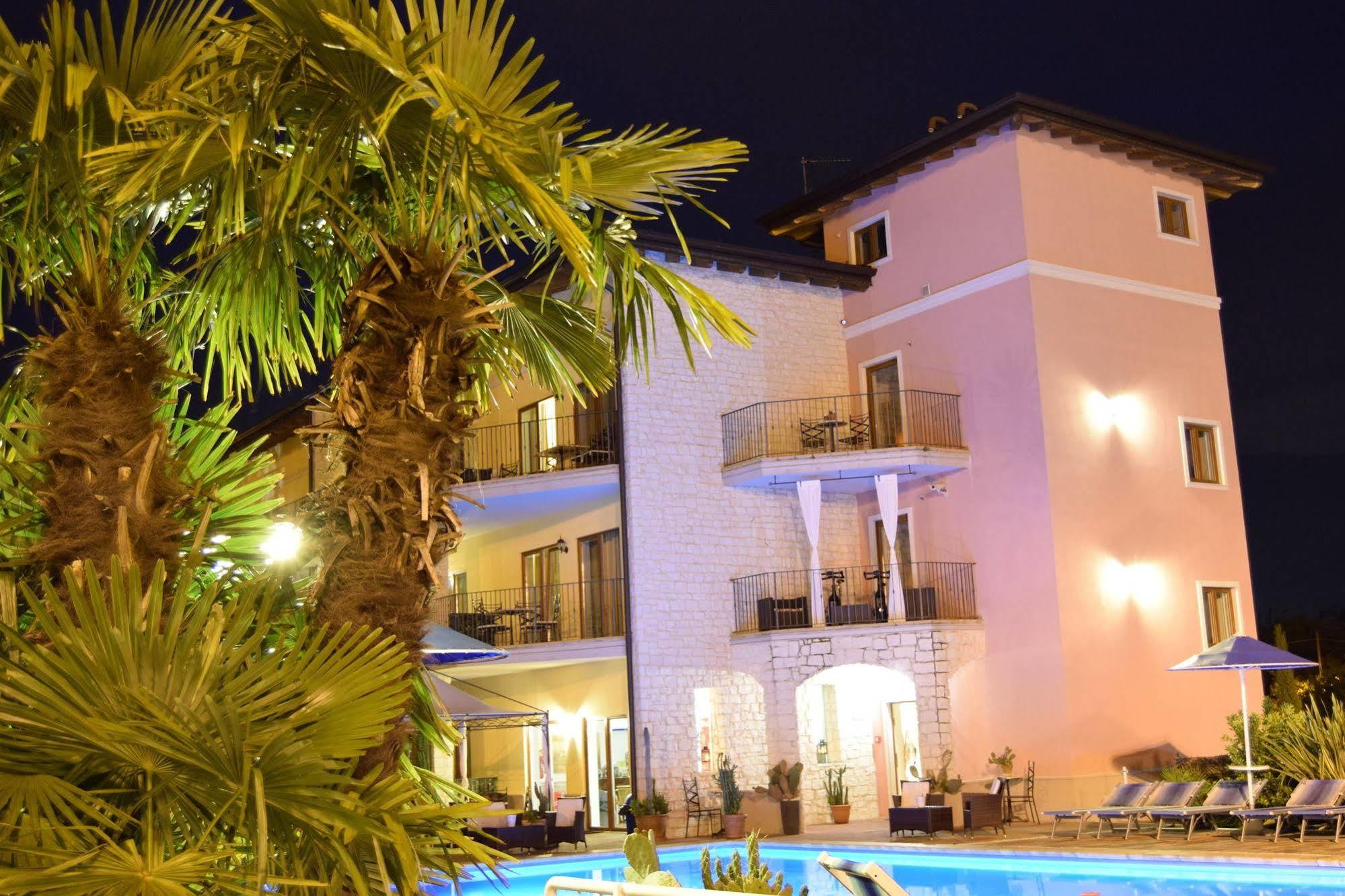 Residenza Le Due Torri Aparthotel Riva del Garda Exterior photo