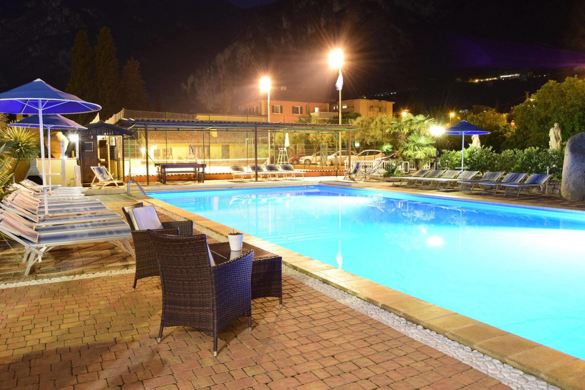 Residenza Le Due Torri Aparthotel Riva del Garda Exterior photo