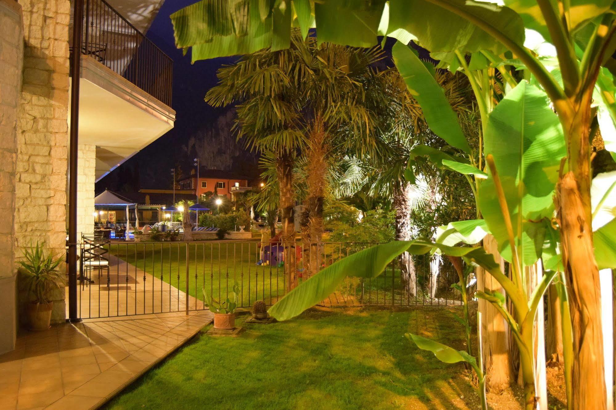 Residenza Le Due Torri Aparthotel Riva del Garda Exterior photo