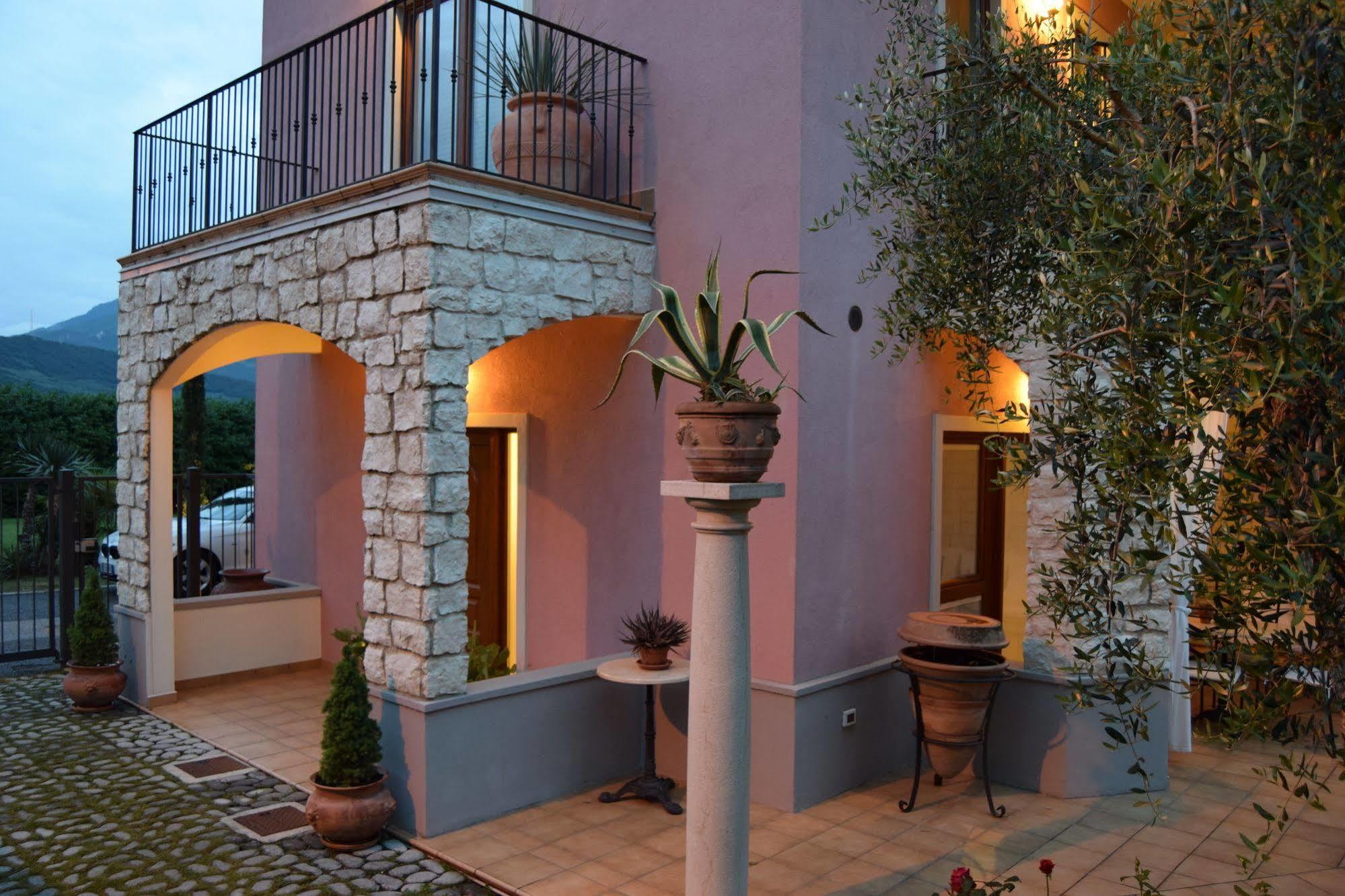 Residenza Le Due Torri Aparthotel Riva del Garda Exterior photo